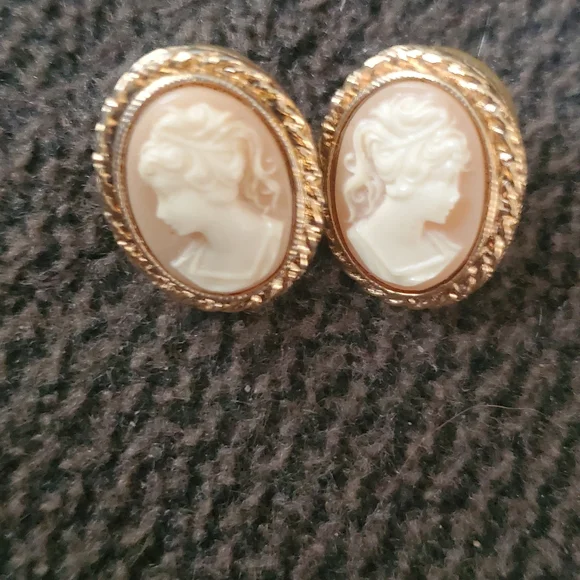 Source Unknown Gold-Tone Cameo Earrings with Cream and Peach Tones - Picture 1 of 4